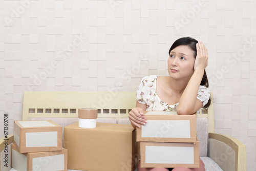 Obraz na płótnie 荷造りをする女性 w salonie