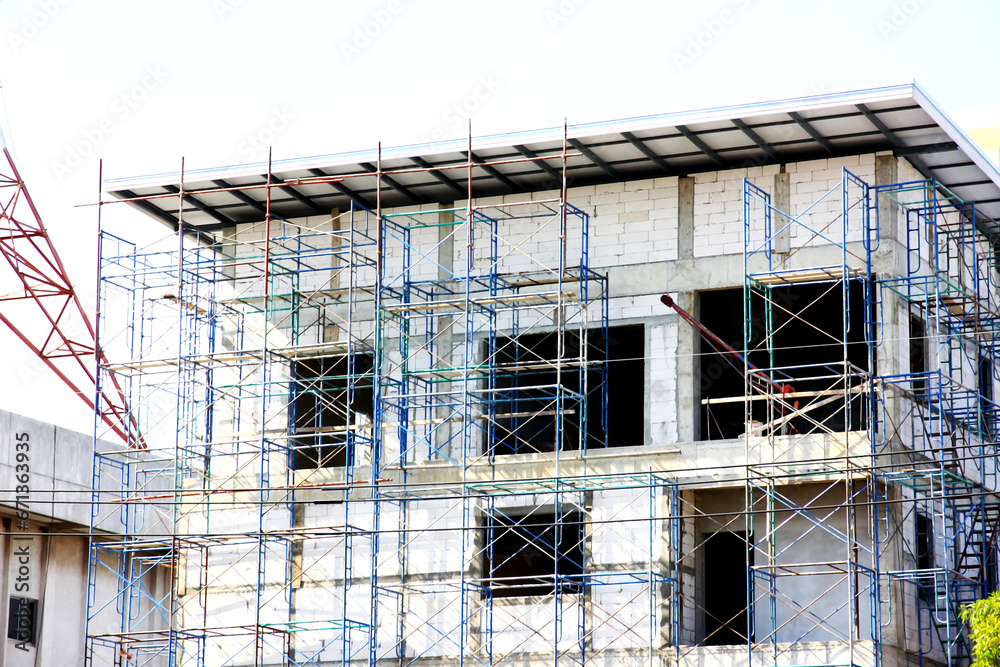 Steel scaffolding outside the reinforced concrete building and has lightweight walls. Steel scaffolding outside the reinforced concrete building and has lightweight walls.