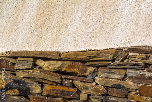 Mur Bi-matière , pierres naturelles surmontée d’une maçonnerie crépie  photo