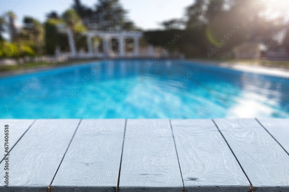 Obraz premium Empty blank table top on swimming pool background