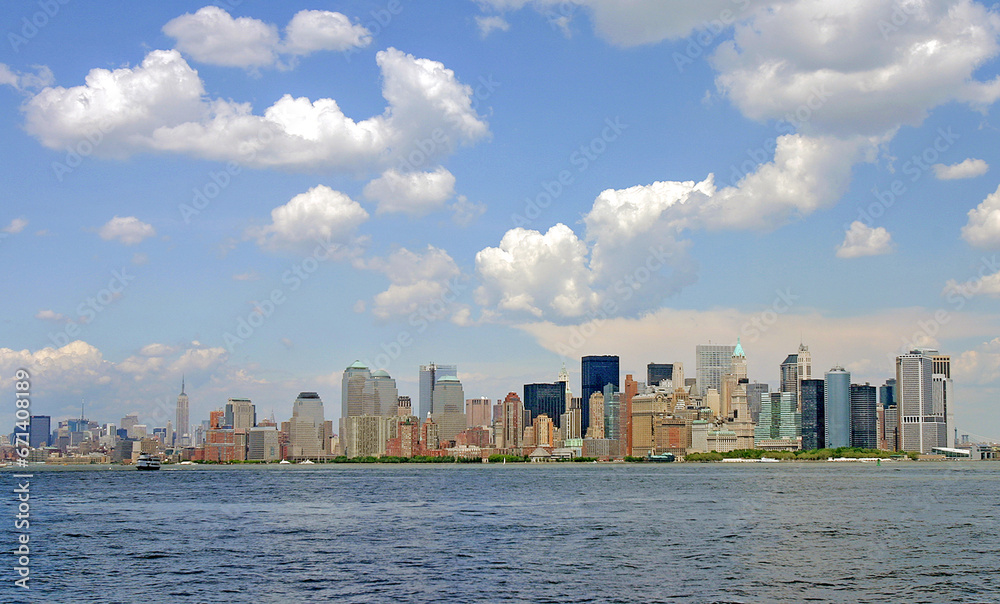 Obraz premium The New York City Skyline During a Clear Summer Day