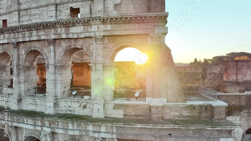 Spettacolare ripresa aerea del Colosseo controluce. Roma, Italia.
L'anfiteatro Flavio ripreso dal drone all'alba, con il sole controluce.
 photo