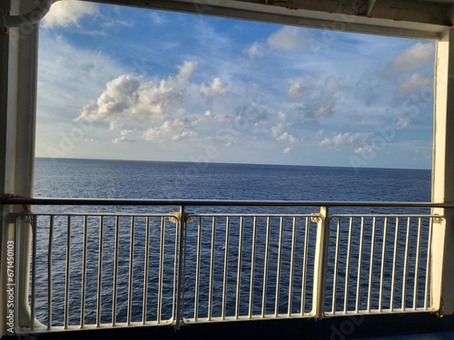 finestra su oceano al tramonto