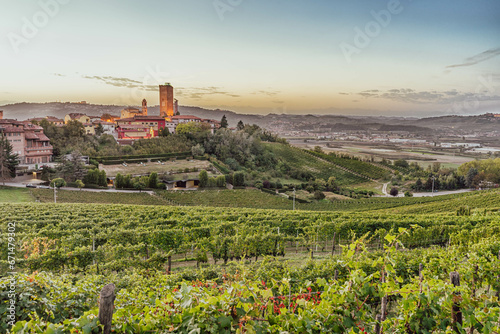 Barbaresco (CN) al tramonto, langhe CN italia