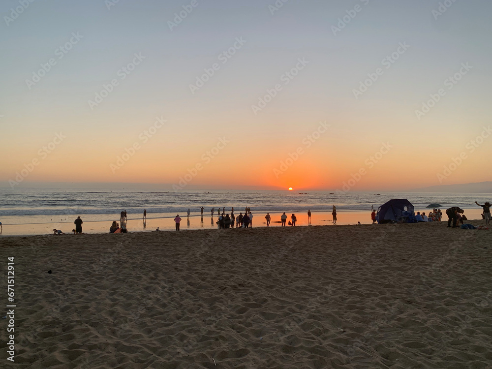Coucher de soleil sur la plage de Santa Monica en Californie