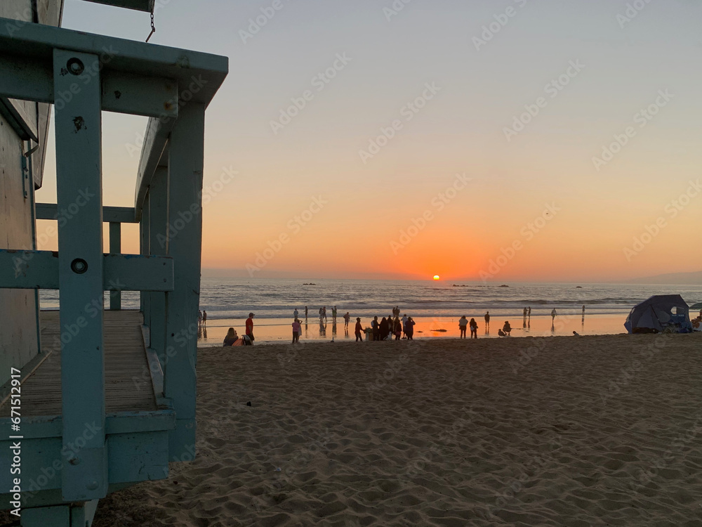 Coucher de soleil sur la plage de Santa Monica en Californie