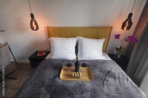Romantyczna sypialnia w nastrojowym oświetleniu