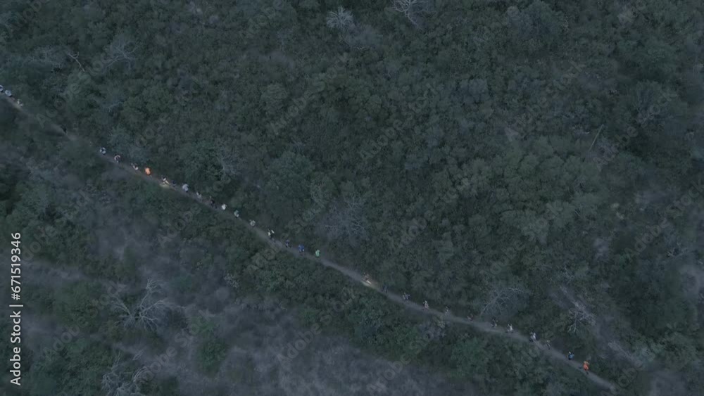 longue file de trailers qui grimpent dans la montagne vue de drone