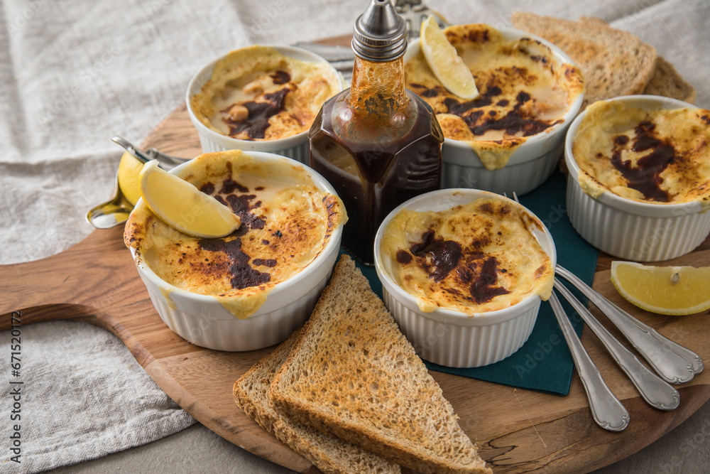 Typisches DDR Würzfleisch Ragout Fin mit Käse überbacken, Zitrone ...