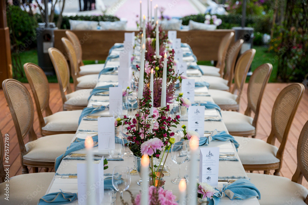 A stylish and elegant decoration with a dark navy blue color theme, prepared for the wedding organization that will take place in the car museum.