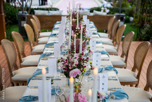 Obraz na płótnie A stylish and elegant decoration with a dark navy blue color theme, prepared for the wedding organization that will take place in the car museum. w salonie