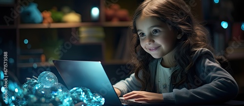 Szczęśliwa dziewczynka ucząca się przed nowoczesnym komputerem i korzystająca z technologii. 