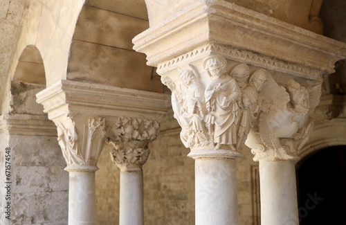 sculpture cathédrale à Arles - France