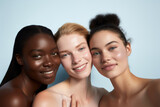 Retrato de mujeres jovenes de diferentes etnias con la piel limpia y cuidada sobre fondo neutro. Concepto cuidado de la piel.