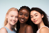 Retrato de mujeres jovenes de diferentes etnias con la piel limpia y cuidada sobre fondo neutro. Concepto cuidado de la piel.
