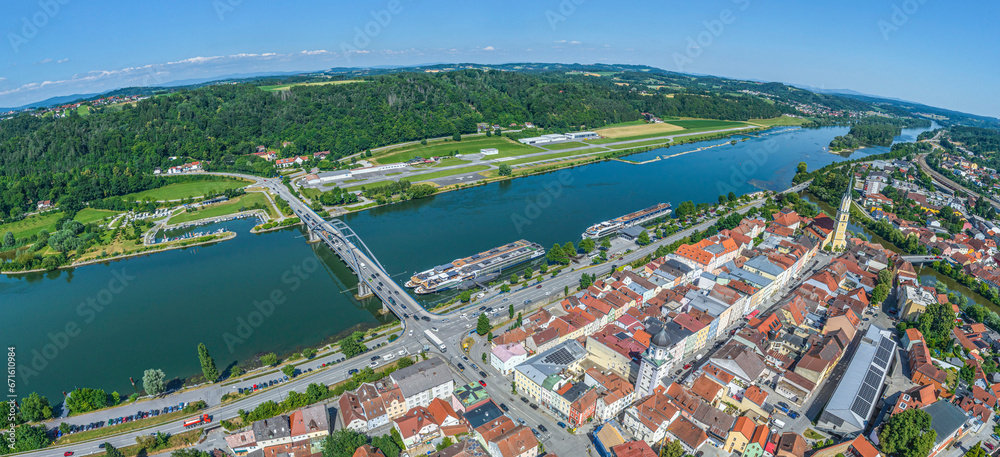 Blick auf das nördliche Donau-Ufer bei Vilshofen in Niederbayern, Donau-Promenade, Flusskreuzfahrtschiffe am Anleger und Flugplatz