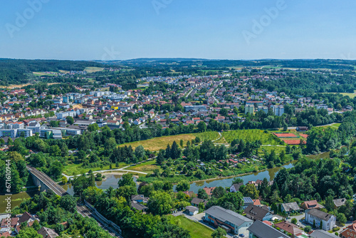Fototapeta Naklejka Na Ścianę i Meble -  Vilshofen in Niederbayern, die kleine Drei-Flüsse-Stadt, im Luftbild, Blick zum Bürgerpark Bleiche