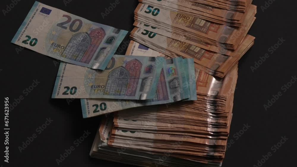 Chute de liasse de billets d'Euros