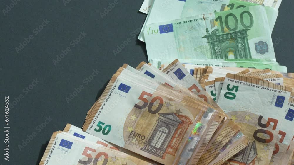 Chute de liasse de billets d'Euros