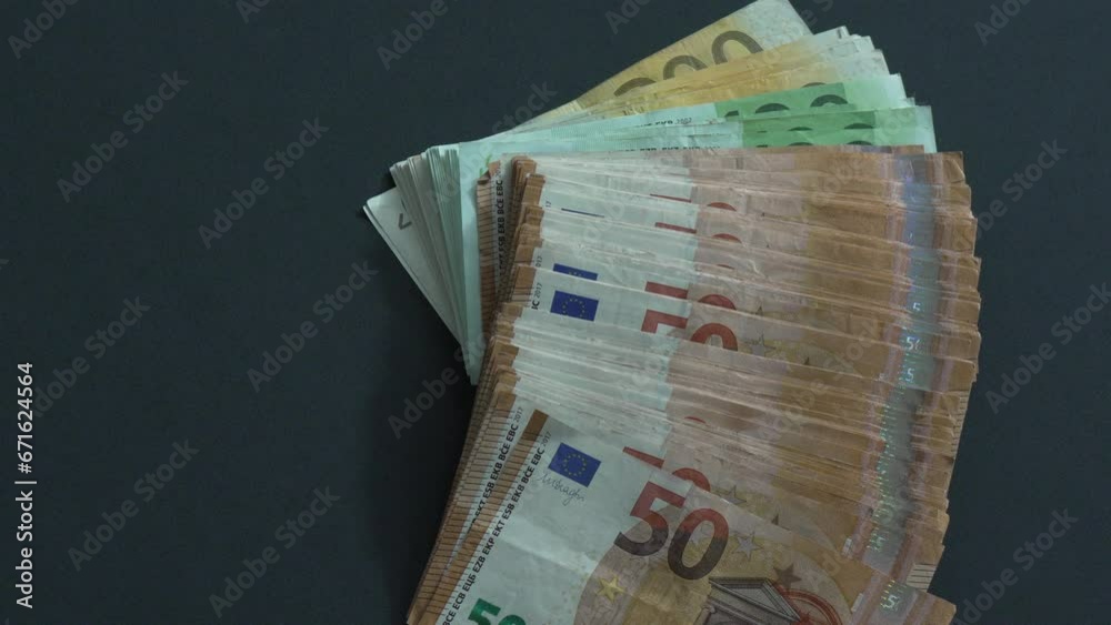 Chute de liasse de billets d'Euros