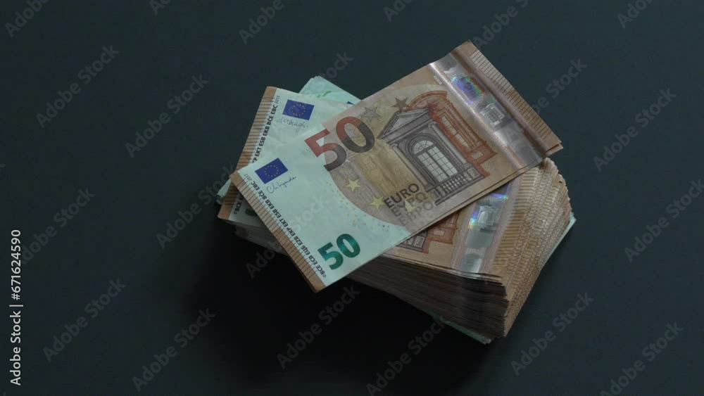 Chute de liasse de billets d'Euros