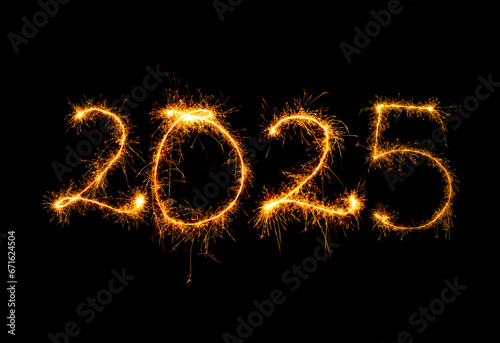 Jahreszahlen 2025 mit Wunderkerzen vor dunklem Hintergrund.