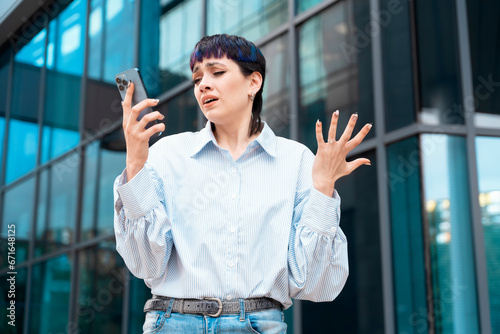 Valokuvatapetti Portrait of a young woman talking in anger on her mobile to her boyfriend about