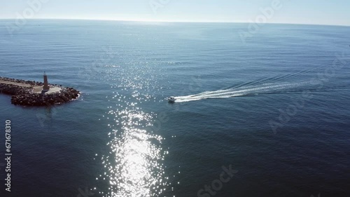 Lancha entrando a puerto