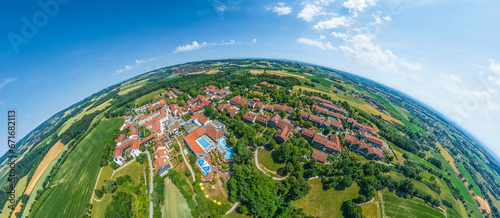 Die Region um das Kurzentrum von Bad Griesbach-Therme im Rottal im Panorama-Luftbild