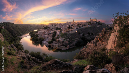 Atardecer en la majestuosa ciudad imperial, Toledo photo