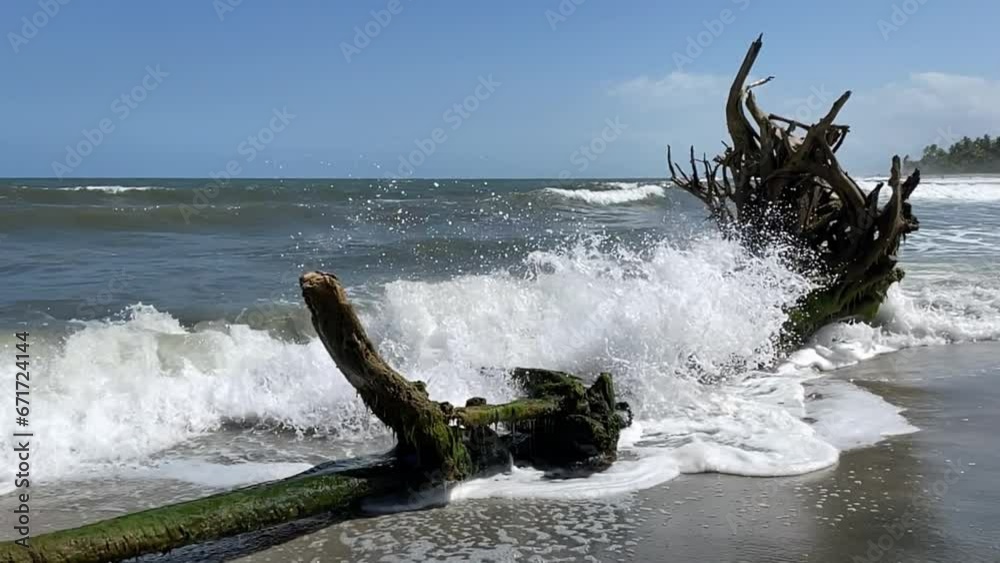 Olas chocando en cámara lenta