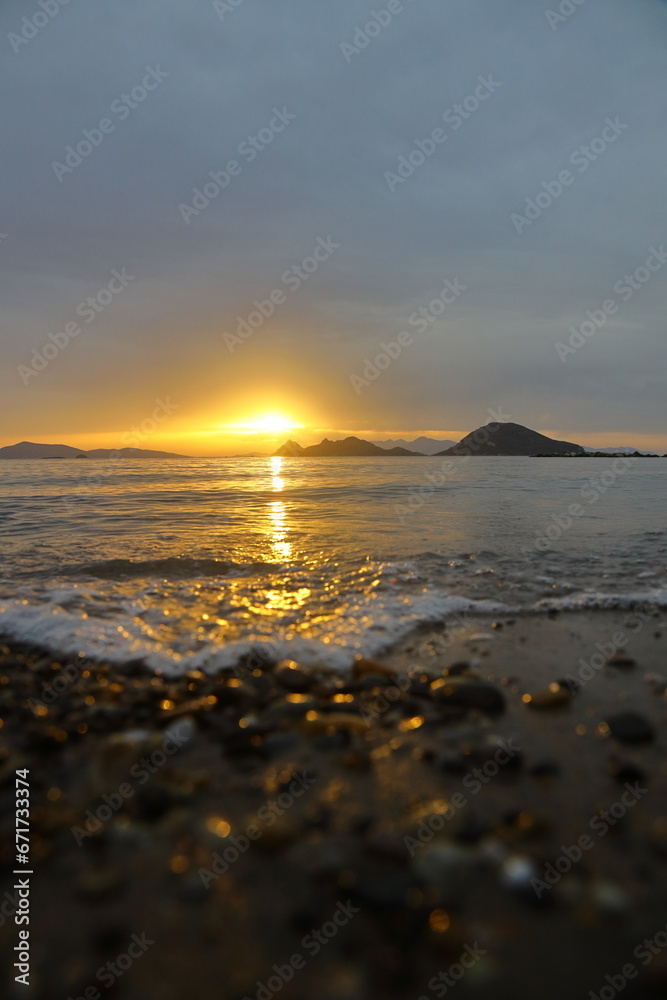 Obraz premium sunset on the beach. Seaside town of Turgutreis and spectacular sunsets. Selective Focus.