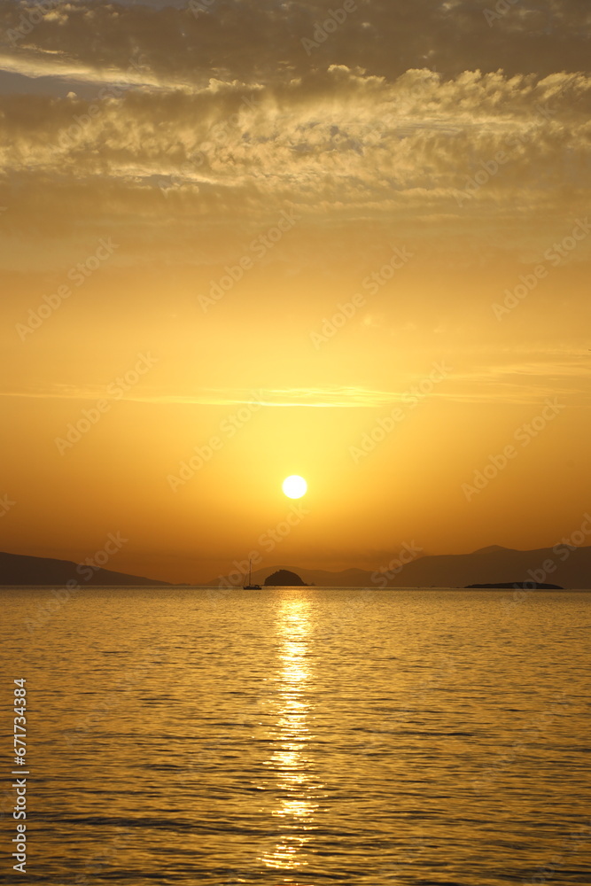 Obraz premium sunset on the beach. Seaside town of Turgutreis and spectacular sunsets. Selective Focus.