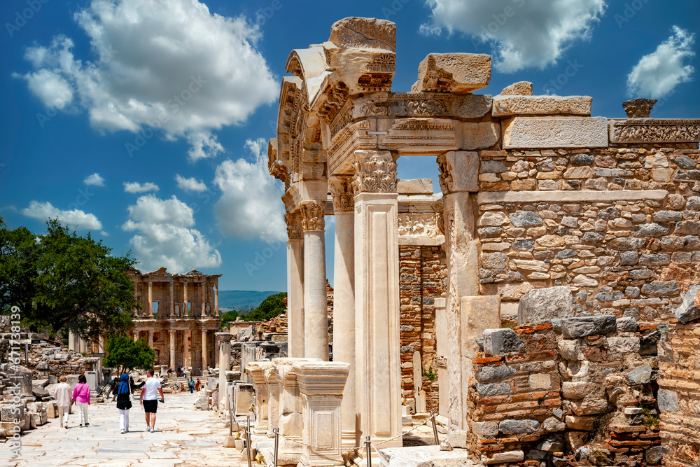 Antike Stadt Ephesus, Celsus Bibliothek und Amphiteather, Selcuk, Izmir, Türkei - obrazy, fototapety, plakaty 