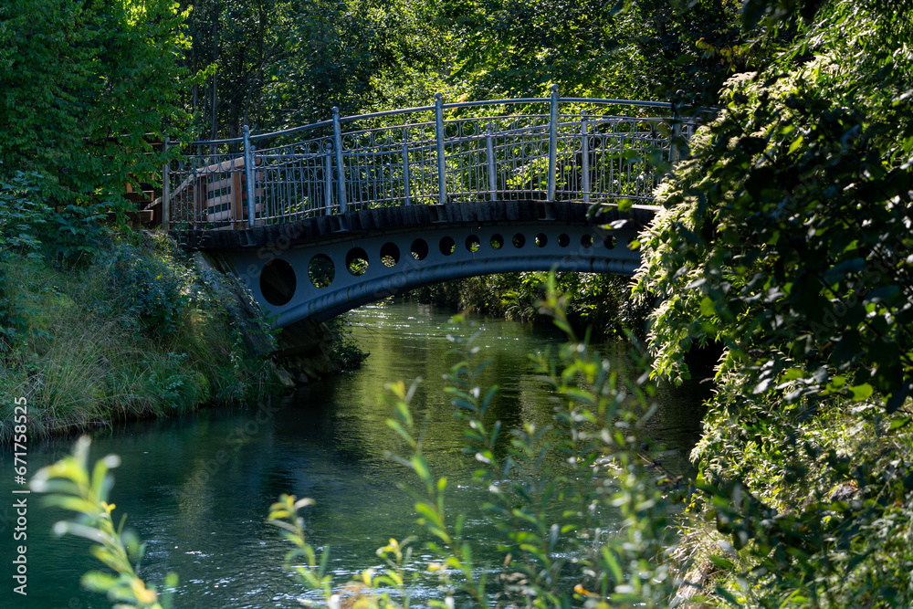 Schöne kleine Brücke in der Natur