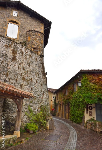 Rue de Ternand (village des Pierres Dorées dans le Rhône) photo