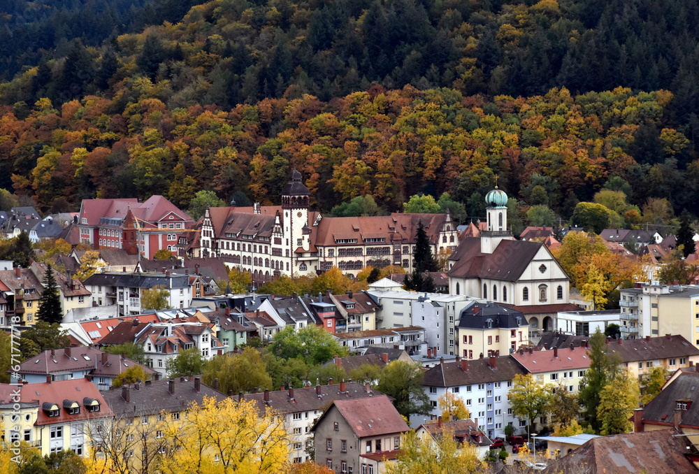 Lycée Turenne und Maria-Hilf-Kirche in Freiburg vor dem Herbstwald Lycée Turenne und Maria-Hilf-Kirche in Freiburg vor dem Herbstwald