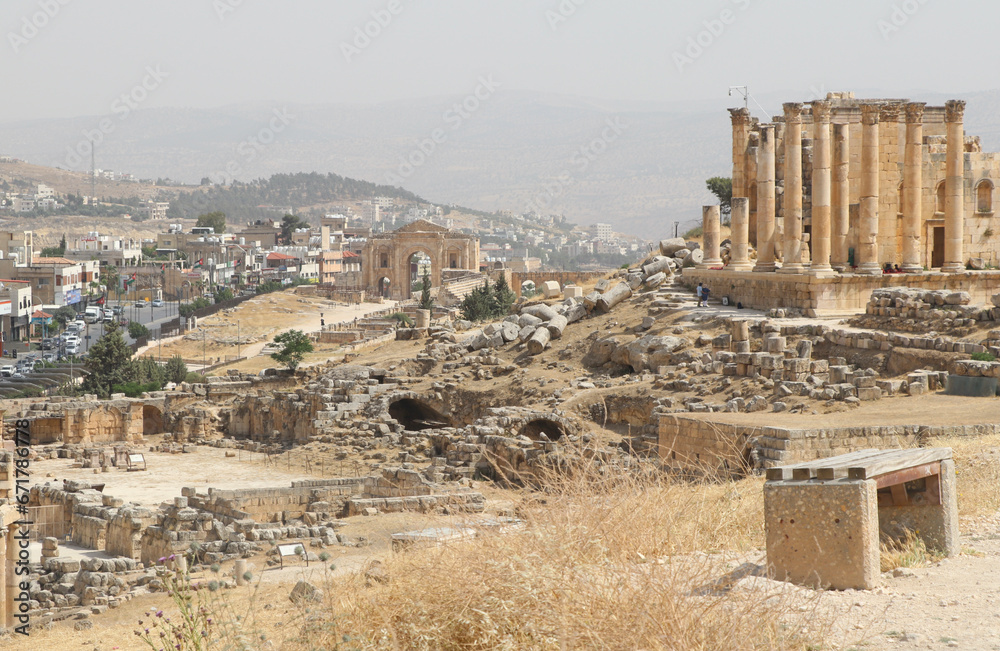 Jerash l'antique : vue sur ce site romain (ruine et colone) en Jordanie