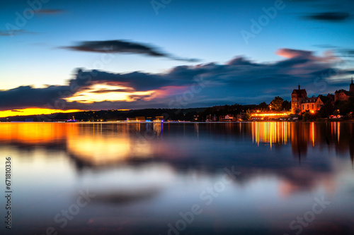Sonnenuntergang am Süßen See mit Blick auf das Schloss Seeburg als Langzeitbelichtung
