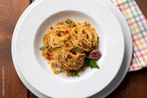 Deliziosi spaghetti con pangrattato e alici, cucina italiana, cibo europeo 