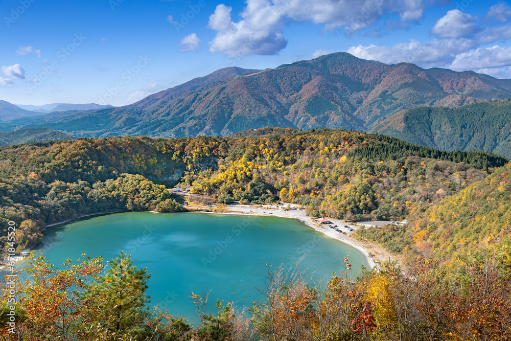 宮城鳴子温泉郷紅葉の中ノ岳山頂からのコバルトブルーの潟沼眺望