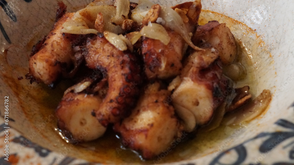 Plato de Pulpo al ajillo , pulpo frito con aceite y ajo , pulpo a la gallega. Plato de Pulpo al ajillo , pulpo frito con aceite y ajo , pulpo a la gallega.
