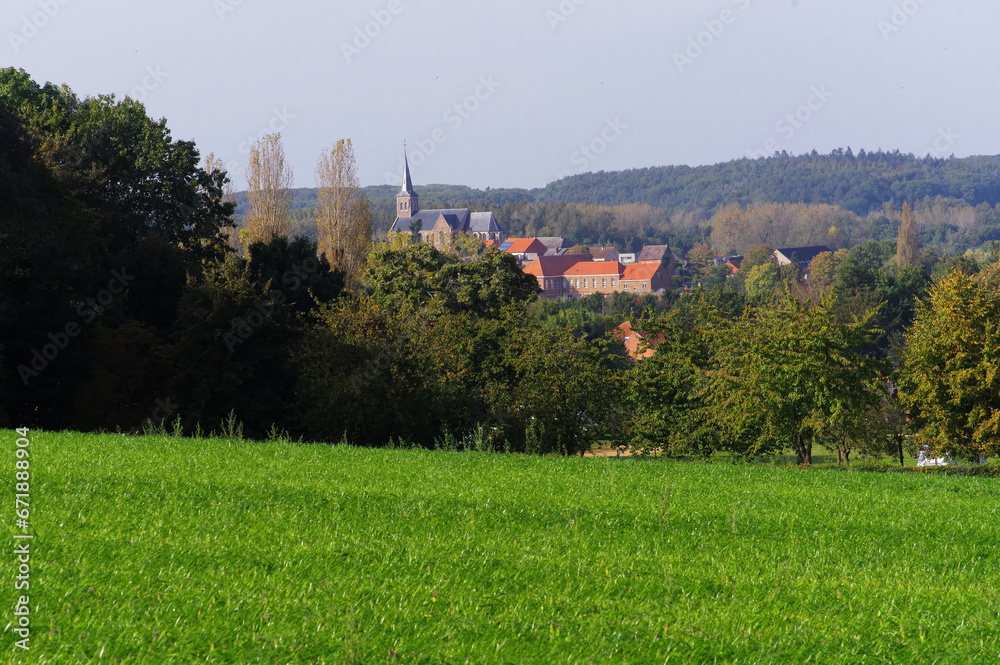 Krajobraz wiejski w Belgii. Kościół i wieś. 