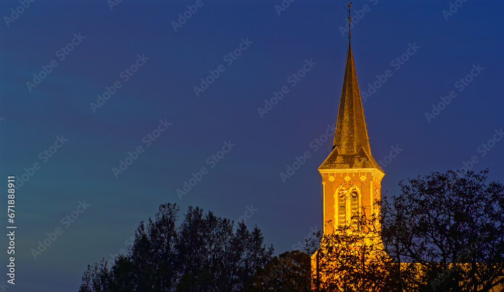 Zachodnio Europejski kościół nocą, Belgia. - obrazy, fototapety, plakaty 