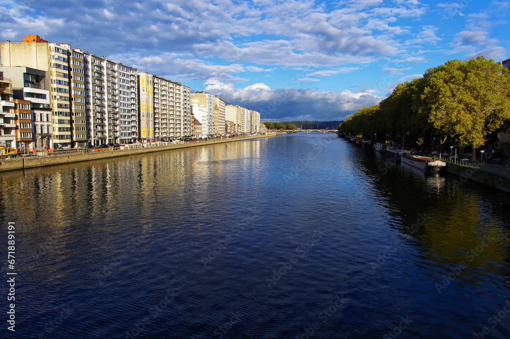 Widok na rzekę w mieście Liege.