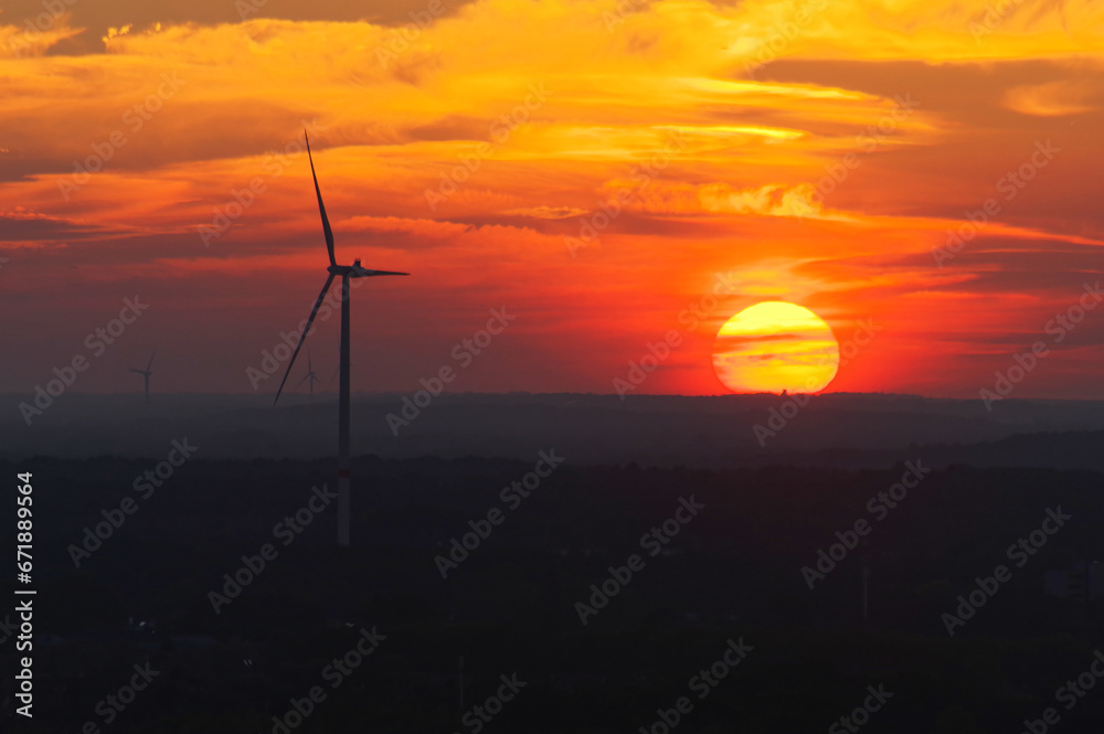 Zachód słońca i turbina wiatrowa w Belgi.