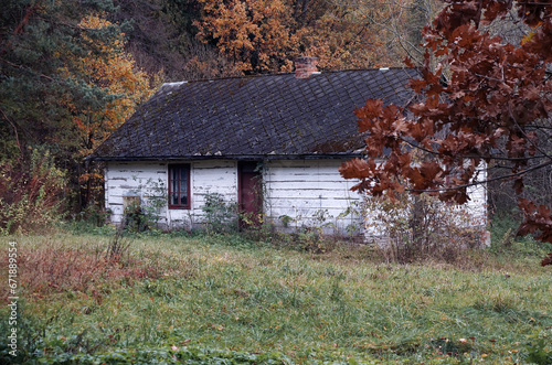 Stary dom w Wschodniej Europie, jesienną porą.