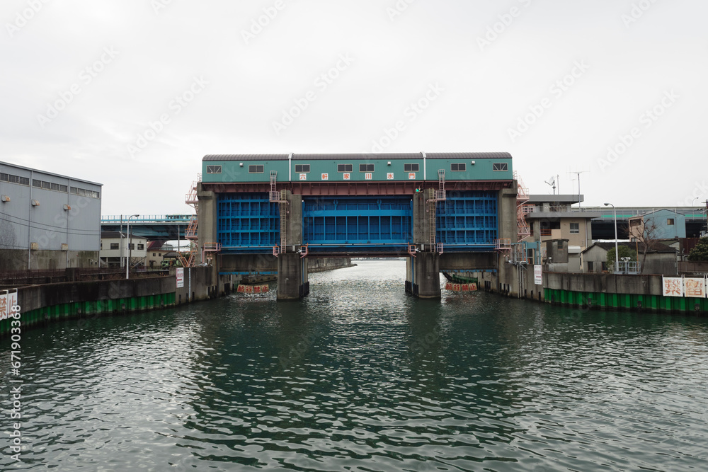 大阪の六軒屋川水門。
洪水から都市を守るための水門。