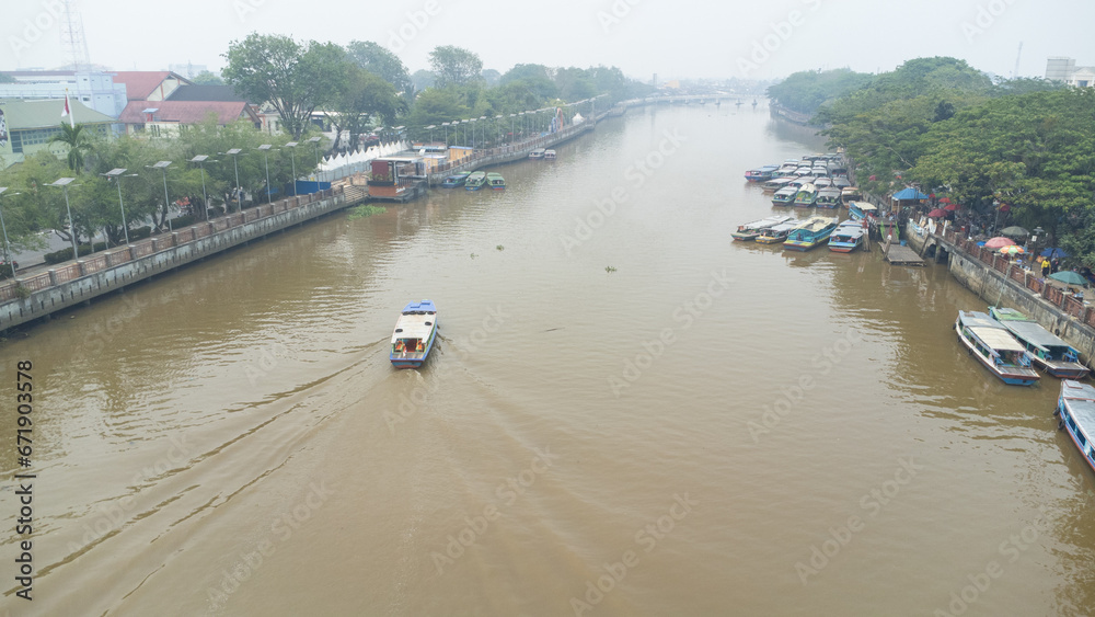 Obraz premium Banjarmasin's Siring river area which is filled with rental engine boats used for Banjarmasin river tourism