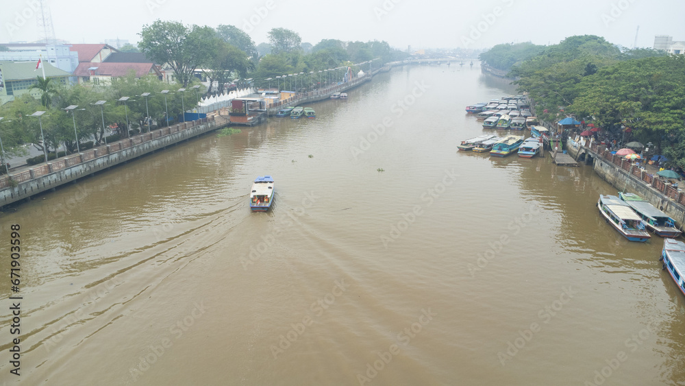 Obraz premium Banjarmasin's Siring river area which is filled with rental engine boats used for Banjarmasin river tourism